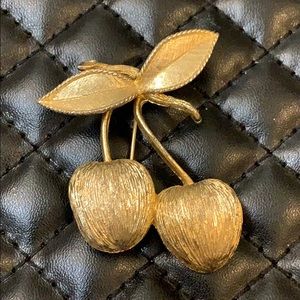 Vintage Jewelry - Vintage Retro Gold Metal Figural Cherry Brooch Vintage Jewelry - Vintage Retro Gold Metal Figural Cherry Brooch